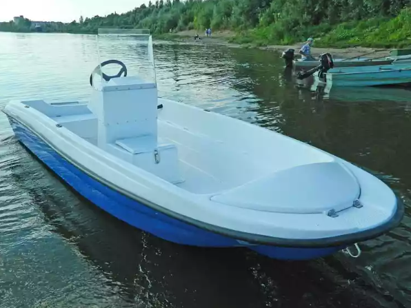 Стеклопластиковая лодка Пингвин с консолью (тримаран) в Сургуте