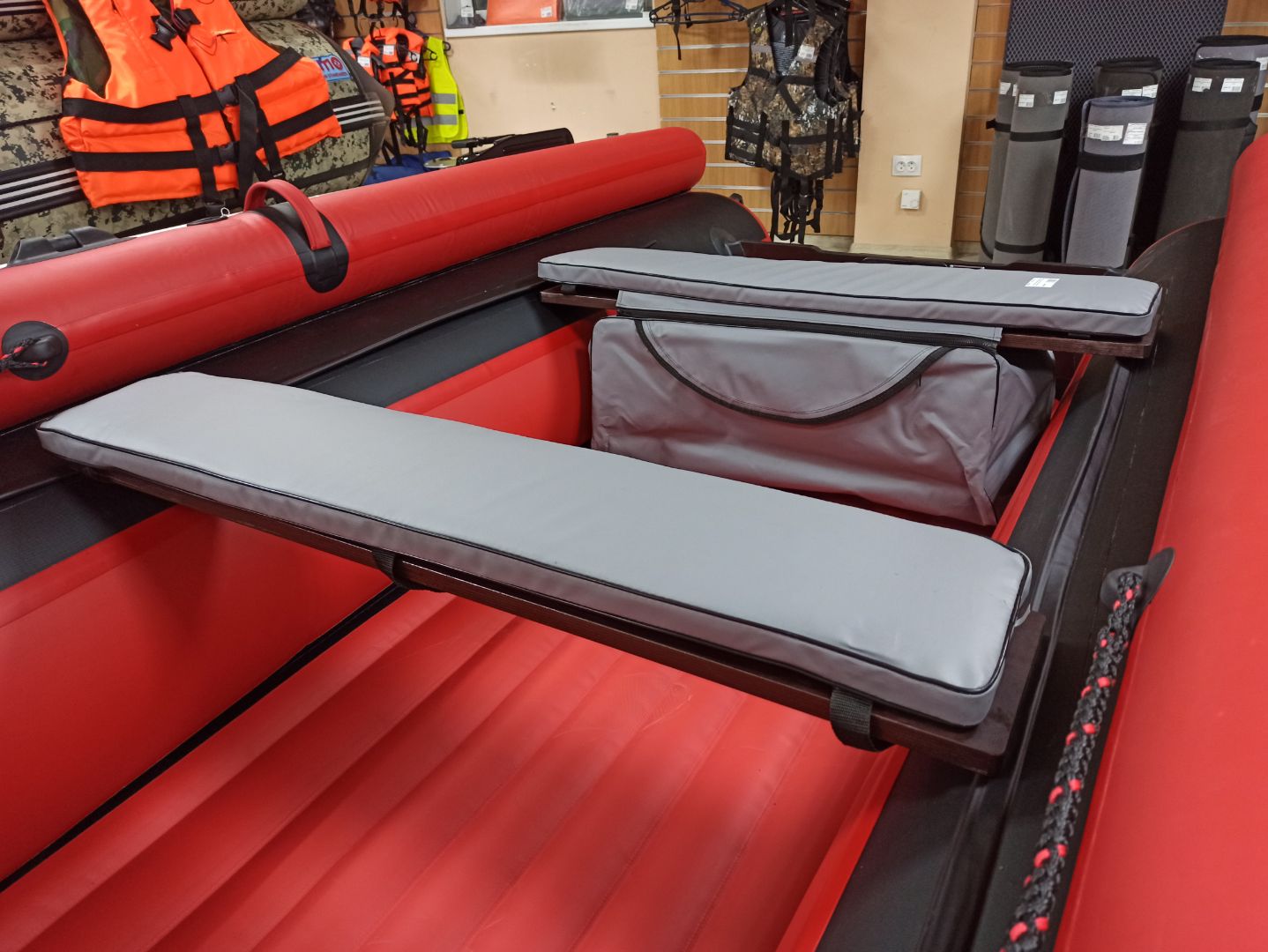 КОМПЛЕКТ МЯГКИХ НАКЛАДОК С СУМКОЙ ДЛЯ ЛОДОК 90Х20 СЕРЫЙ в Сургуте