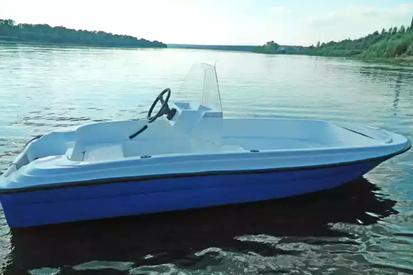 Стеклопластиковая лодка Пингвин с консолью (тримаран) в Сургуте