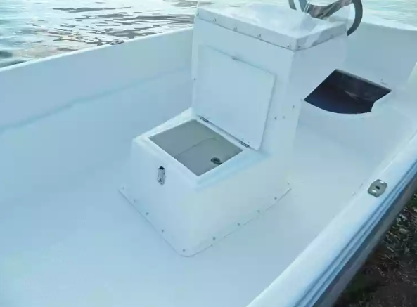 Стеклопластиковая лодка Пингвин с консолью (тримаран) в Сургуте