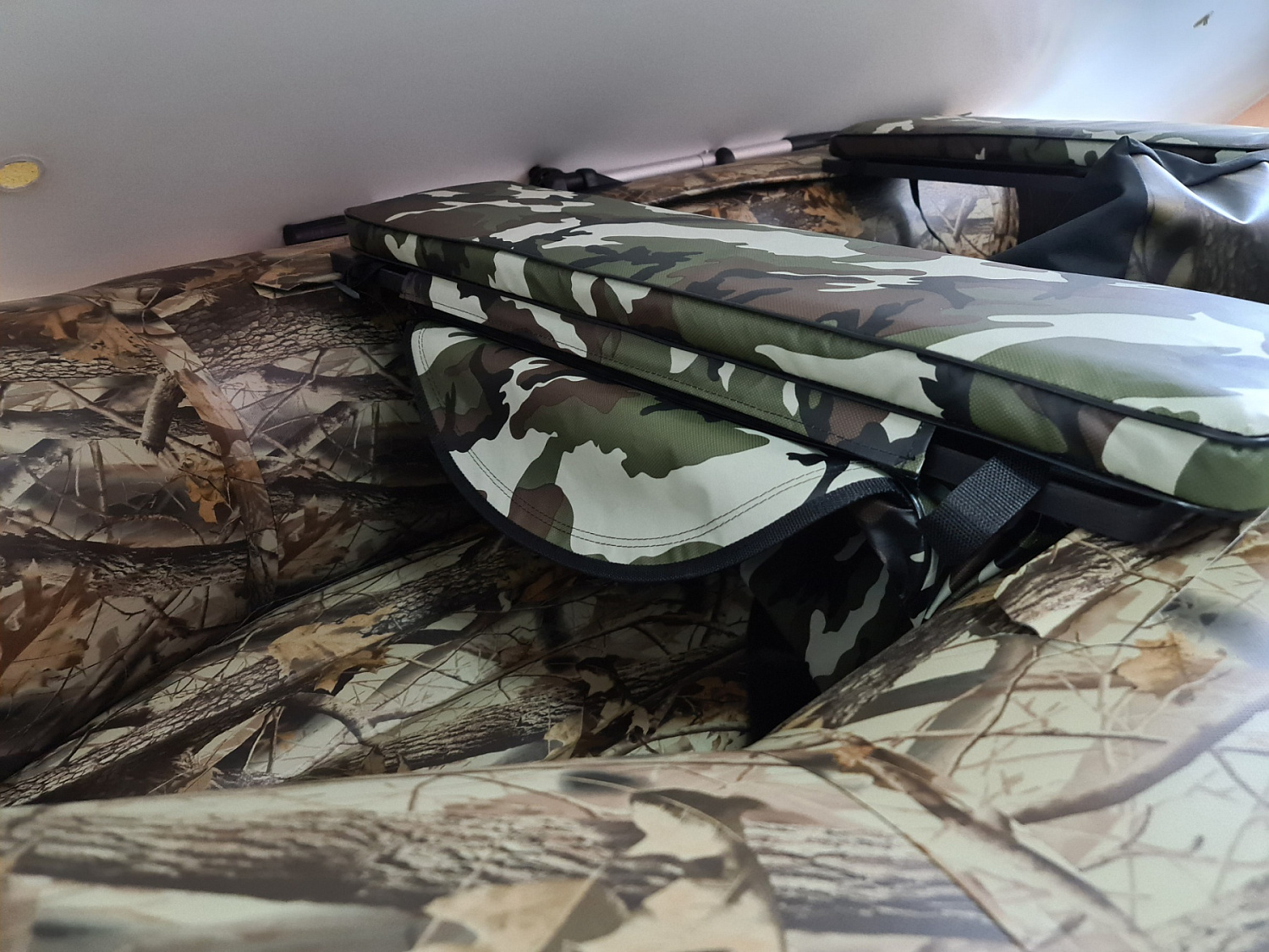 КОМПЛЕКТ МЯГКИХ НАКЛАДОК С СУМКОЙ ДЛЯ ЛОДОК 105Х20 КАМУФЛЯЖ в Сургуте